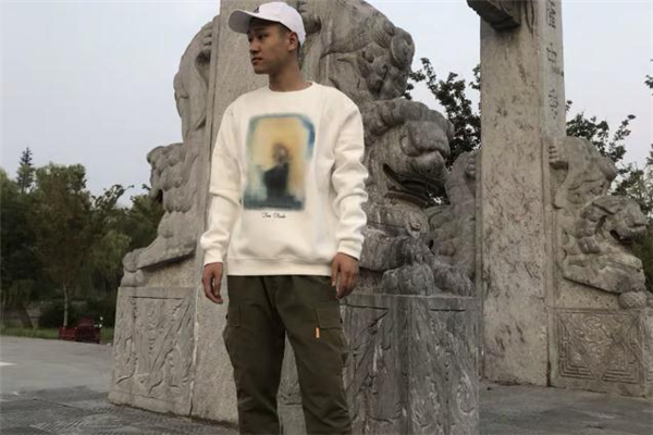 白色衛(wèi)衣配什么顏色褲子好看 男生白色衛(wèi)衣搭配圖片 白色衛(wèi)衣配什么顏色褲子好看 男生白色衛(wèi)衣搭配圖片