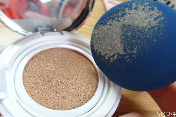 氣墊bb對(duì)皮膚有傷害嗎 每天涂氣墊對(duì)皮膚好嗎 氣墊bb對(duì)皮膚有傷害嗎 每天涂氣墊對(duì)皮膚好嗎