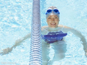 學游泳怎么換氣呢 學游泳換氣的技巧 學游泳怎么換氣呢 學游泳換氣的技巧