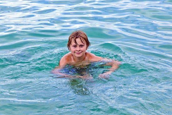 學游泳怎么換氣呢 學游泳換氣的技巧 學游泳怎么換氣呢 學游泳換氣的技巧