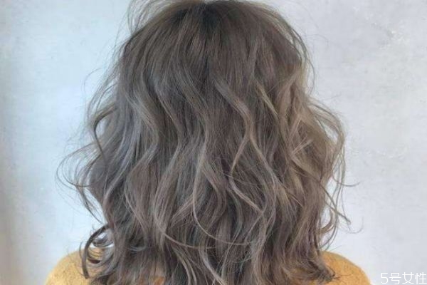 燙頭發(fā)后掉發(fā)是什么原因 燙頭之后掉發(fā)嚴(yán)重怎么回事 燙頭發(fā)后掉發(fā)是什么原因 燙頭之后掉發(fā)嚴(yán)重怎么回事