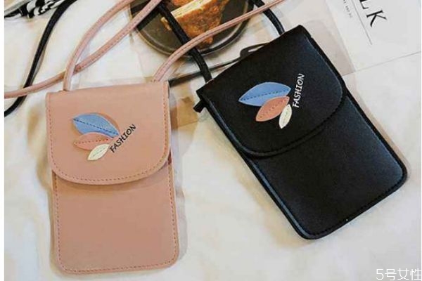 為什么女生喜歡讓男生背包包 讓男生背包包的原因有什么 為什么女生喜歡讓男生背包包 讓男生背包包的原因有什么