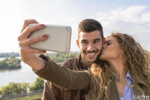 戀愛的時候怎么學(xué)會撒嬌 正確打開向男友撒嬌的方式 戀愛的時候怎么學(xué)會撒嬌 正確打開向男友撒嬌的方式