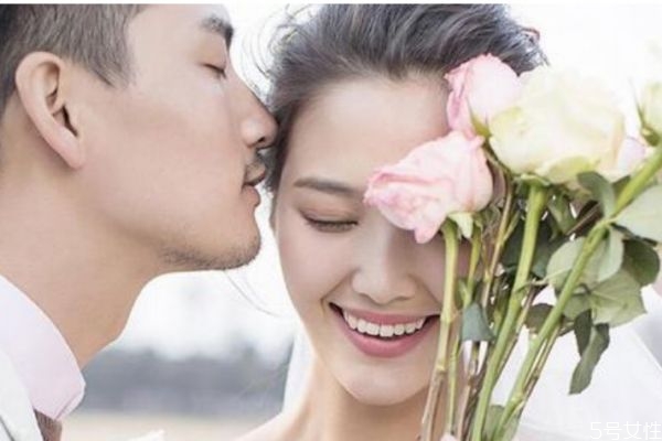 戀愛的時(shí)候怎么學(xué)會(huì)撒嬌 正確打開向男友撒嬌的方式 戀愛的時(shí)候怎么學(xué)會(huì)撒嬌 正確打開向男友撒嬌的方式