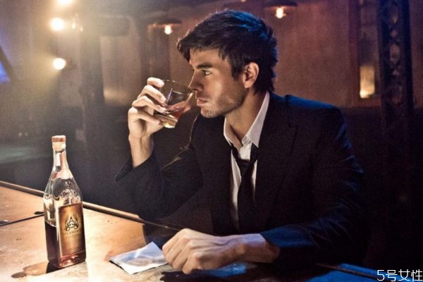 悶騷男喜歡你的表現(xiàn) 怎么分辨悶騷男是不是喜歡你 悶騷男喜歡你的表現(xiàn) 怎么分辨悶騷男是不是喜歡你