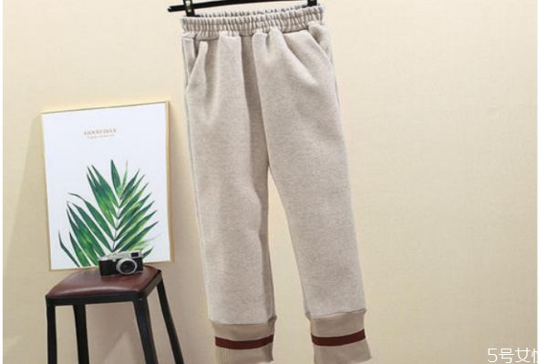 蘿卜褲和煙管褲的區(qū)別 蘿卜褲和煙管褲的不同 蘿卜褲和煙管褲的區(qū)別 蘿卜褲和煙管褲的不同