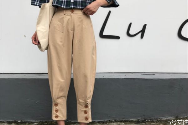 蘿卜褲應(yīng)該怎么搭配上衣 蘿卜褲的搭配技巧 蘿卜褲應(yīng)該怎么搭配上衣 蘿卜褲的搭配技巧