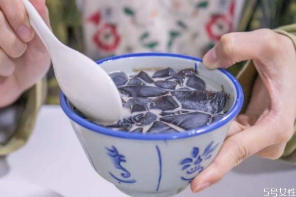 如何自制龜苓膏 龜苓膏的簡(jiǎn)單做法 如何自制龜苓膏 龜苓膏的簡(jiǎn)單做法