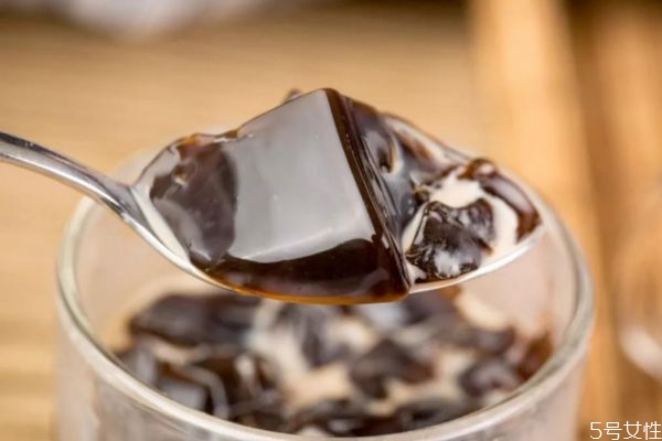 如何自制龜苓膏 龜苓膏的簡(jiǎn)單做法 如何自制龜苓膏 龜苓膏的簡(jiǎn)單做法