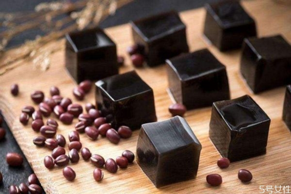 如何自制龜苓膏 龜苓膏的簡(jiǎn)單做法 如何自制龜苓膏 龜苓膏的簡(jiǎn)單做法