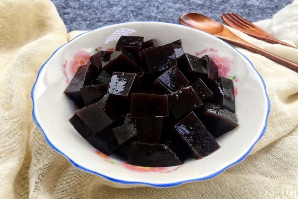 龜苓膏和黑涼粉有什么區(qū)別 龜苓膏和黑涼粉的不同 龜苓膏和黑涼粉有什么區(qū)別 龜苓膏和黑涼粉的不同