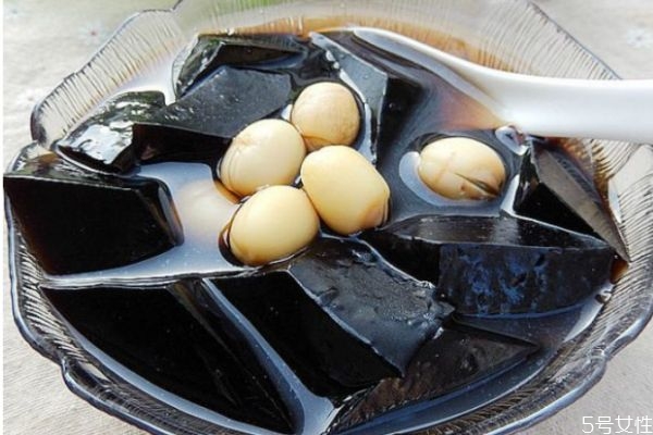 龜苓膏和黑涼粉有什么區(qū)別 龜苓膏和黑涼粉的不同 龜苓膏和黑涼粉有什么區(qū)別 龜苓膏和黑涼粉的不同