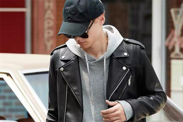 男生皮夾克里面穿什么好看 男生皮夾克配什么內(nèi)搭 男生皮夾克里面穿什么好看 男生皮夾克配什么內(nèi)搭