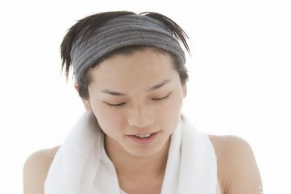 臉上皮膚干燥起皮怎么辦 皮膚怎樣補水好 臉上皮膚干燥起皮怎么辦 皮膚怎樣補水好