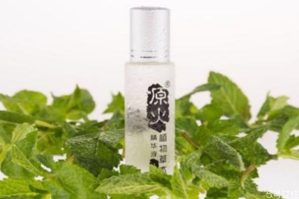 草本精華液應(yīng)該怎么使用 草本精華液的使用方法 草本精華液應(yīng)該怎么使用 草本精華液的使用方法