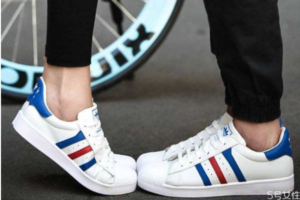 貝殼鞋配什么褲子好看 貝殼鞋應(yīng)該怎么搭配 貝殼鞋配什么褲子好看 貝殼鞋應(yīng)該怎么搭配