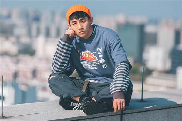 假兩件衛(wèi)衣配什么帽子好看 假兩件衛(wèi)衣搭配帽子圖片 假兩件衛(wèi)衣配什么帽子好看 假兩件衛(wèi)衣搭配帽子圖片