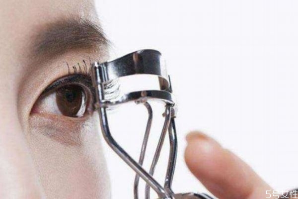 接眼睫毛的壞處 為什么不能經(jīng)常接眼睫毛 接眼睫毛的壞處 為什么不能經(jīng)常接眼睫毛