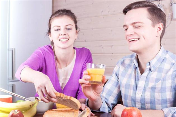 男人愛(ài)上一個(gè)人的眼神是什么樣的 男人對(duì)女人有好感的眼神 男人愛(ài)上一個(gè)人的眼神是什么樣的 男人對(duì)女人有好感的眼神