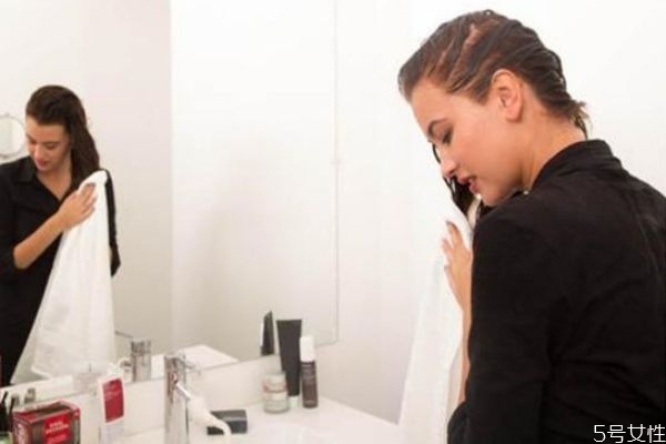 軟化劑傷頭發(fā)嗎 軟化劑怎么用 軟化劑傷頭發(fā)嗎 軟化劑怎么用