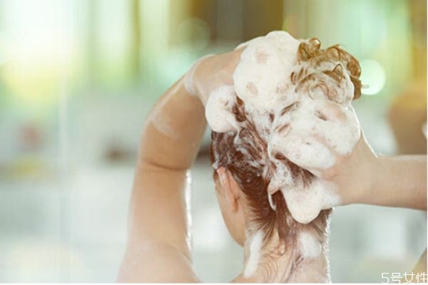 定型水時間長了好不好 頭發(fā)定型水可以維持多久 定型水時間長了好不好 頭發(fā)定型水可以維持多久