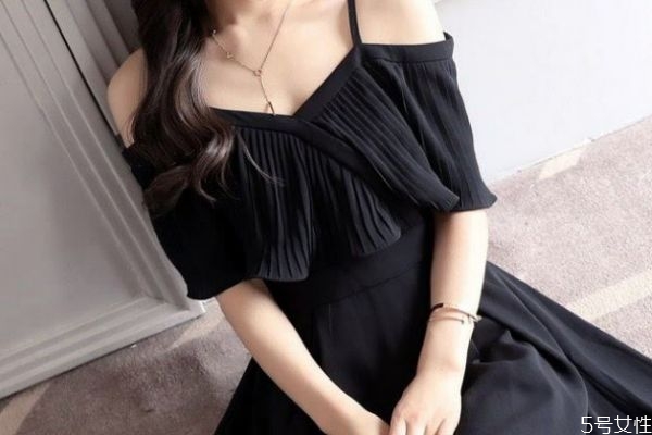 吊帶裙適合搭配什么鞋子 吊帶裙應(yīng)該怎么搭配鞋子 吊帶裙適合搭配什么鞋子 吊帶裙應(yīng)該怎么搭配鞋子