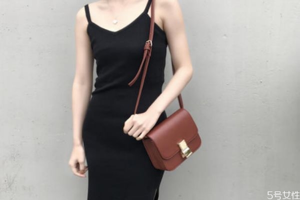 吊帶裙適合搭配什么鞋子 吊帶裙應(yīng)該怎么搭配鞋子 吊帶裙適合搭配什么鞋子 吊帶裙應(yīng)該怎么搭配鞋子