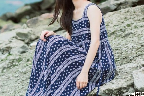 碎花吊帶裙應(yīng)該怎么搭配 碎花吊帶裙的搭配方法