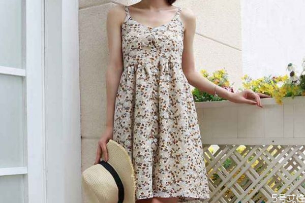碎花吊帶裙應該怎么搭配 碎花吊帶裙的搭配方法 碎花吊帶裙應該怎么搭配 碎花吊帶裙的搭配方法
