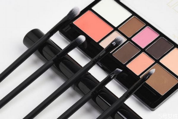 眼影刷用完都要洗嗎 暈染刷和眼影刷的區(qū)別 眼影刷用完都要洗嗎 暈染刷和眼影刷的區(qū)別