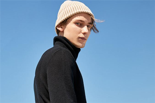 黑色毛衣配什么帽子好看 黑色毛衣搭配帽子圖片 黑色毛衣配什么帽子好看 黑色毛衣搭配帽子圖片