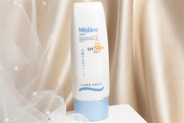 mistine小藍(lán)帽和小黃帽的區(qū)別 mistine小黃帽防曬霜價格 mistine小藍(lán)帽和小黃帽的區(qū)別 mistine小黃帽防曬霜價格