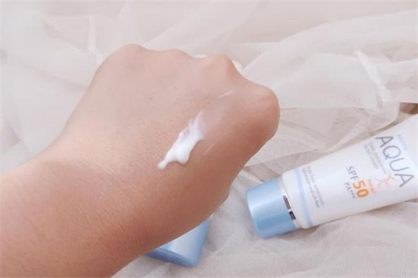 mistine小藍(lán)帽和小黃帽的區(qū)別 mistine小黃帽防曬霜價格 mistine小藍(lán)帽和小黃帽的區(qū)別 mistine小黃帽防曬霜價格