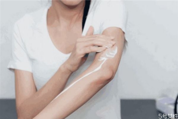 身體乳可以涂脖子和胸部嗎 脖子可以用身體乳嗎 身體乳可以涂脖子和胸部嗎 脖子可以用身體乳嗎