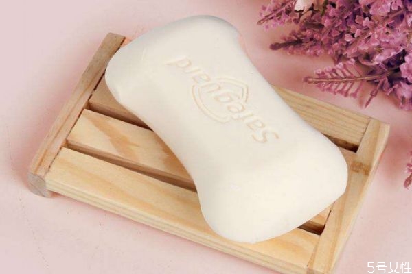 肥皂和香皂的區(qū)別 沐浴露和肥皂的區(qū)別 肥皂和香皂的區(qū)別 沐浴露和肥皂的區(qū)別