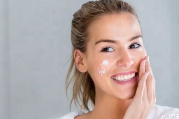 怎么判斷自己是不是油性皮膚 判斷油性皮膚的標準 怎么判斷自己是不是油性皮膚 判斷油性皮膚的標準