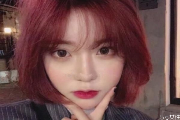 酒紅色頭發(fā)需要漂嗎 酒紅色頭發(fā)適合人群 酒紅色頭發(fā)需要漂嗎 酒紅色頭發(fā)適合人群