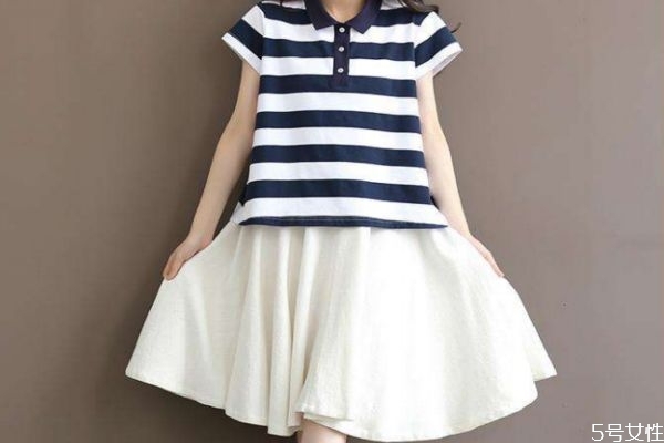 條紋t恤搭配方法 條紋t恤搭配怎么搭配 條紋t恤搭配方法 條紋t恤搭配怎么搭配