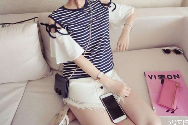 條紋t恤搭配方法 條紋t恤搭配怎么搭配 條紋t恤搭配方法 條紋t恤搭配怎么搭配
