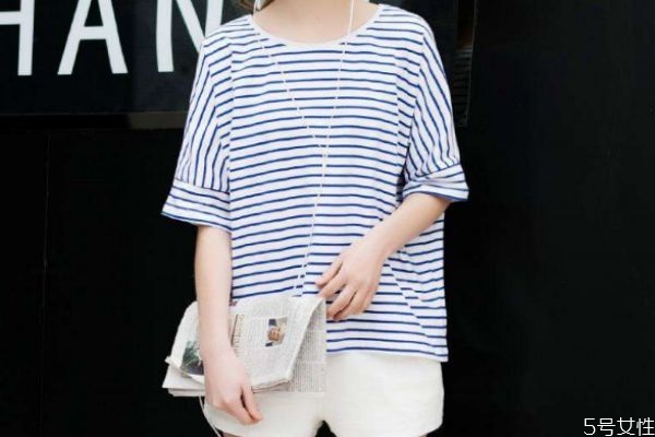 藍白條紋T恤怎么搭配服裝 藍白條紋T恤的搭配技巧 藍白條紋T恤怎么搭配服裝 藍白條紋T恤的搭配技巧