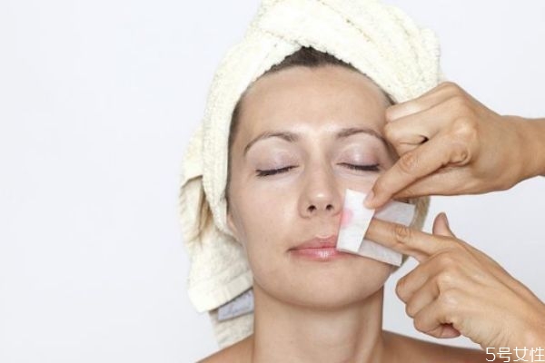 痘痘肌怎么化妝才不傷皮膚 痘痘肌化妝會(huì)不會(huì)加重痘痘 痘痘肌怎么化妝才不傷皮膚 痘痘肌化妝會(huì)不會(huì)加重痘痘