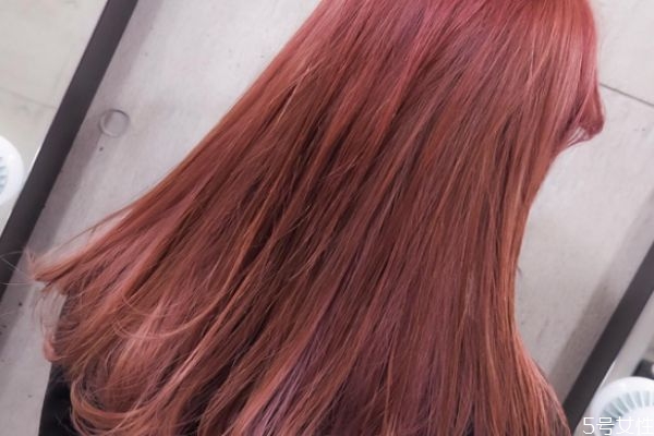 酒紅色頭發(fā)需要漂嗎 酒紅色頭發(fā)適合人群 酒紅色頭發(fā)需要漂嗎 酒紅色頭發(fā)適合人群