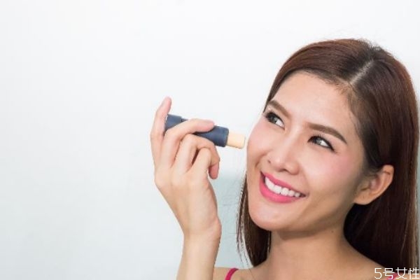 痘痘肌怎么化妝才不傷皮膚 痘痘肌化妝會(huì)不會(huì)加重痘痘 痘痘肌怎么化妝才不傷皮膚 痘痘肌化妝會(huì)不會(huì)加重痘痘