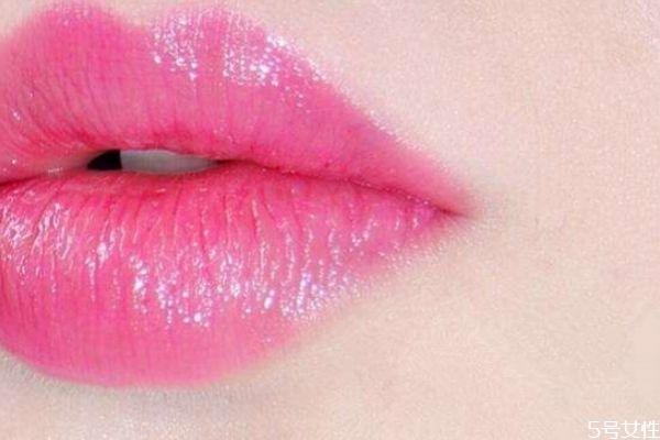 嘴皮干燥起皮是缺什么 嘴皮干燥起皮是什么原因 嘴皮干燥起皮是缺什么 嘴皮干燥起皮是什么原因