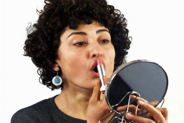 嘴巴厚涂口紅好油膩怎么處理 厚嘴唇怎樣涂口紅 嘴巴厚涂口紅好油膩怎么處理 厚嘴唇怎樣涂口紅