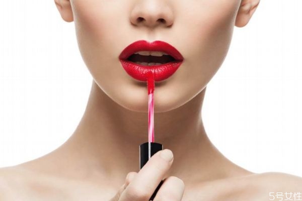 嘴巴厚涂口紅好油膩怎么處理 厚嘴唇怎樣涂口紅 嘴巴厚涂口紅好油膩怎么處理 厚嘴唇怎樣涂口紅