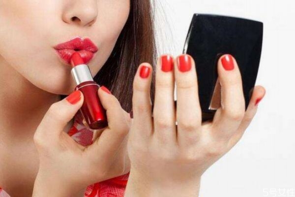 嘴巴厚涂口紅好油膩怎么處理 厚嘴唇怎樣涂口紅 嘴巴厚涂口紅好油膩怎么處理 厚嘴唇怎樣涂口紅
