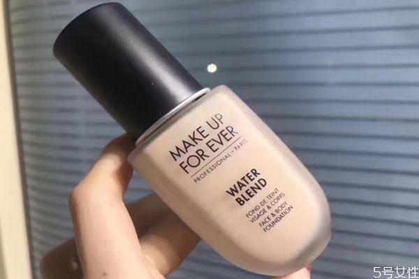 臉?lè)杭t用粉調(diào)還是黃調(diào) 粉底液粉調(diào)黃調(diào)的區(qū)別 臉?lè)杭t用粉調(diào)還是黃調(diào) 粉底液粉調(diào)黃調(diào)的區(qū)別