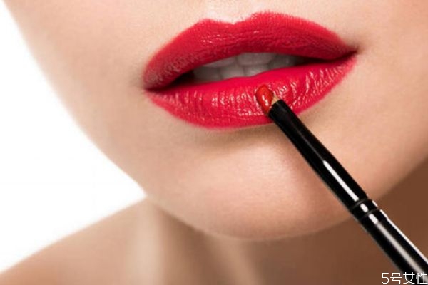 口紅太油怎么處理 ?為什么涂了口紅嘴巴看起來小了 口紅太油怎么處理 ?為什么涂了口紅嘴巴看起來小了