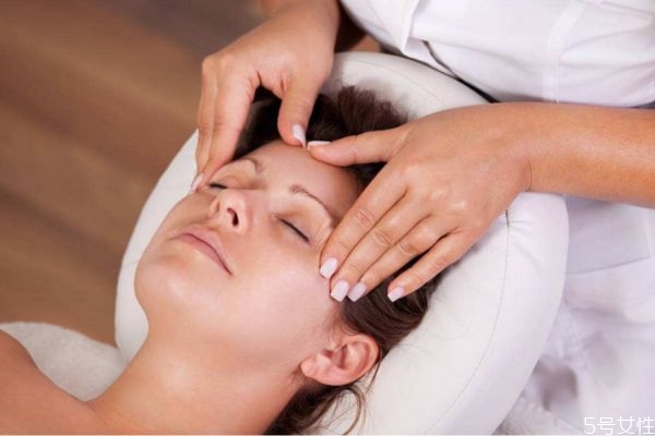 臉部按摩需要注意什么 臉部使用精油的注意事項 臉部按摩需要注意什么 臉部使用精油的注意事項